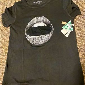💋🖤NWT GUESS 100% Organic Cotton Jet Black Multi SS Pop Lips Tee Size SMALL💋🖤